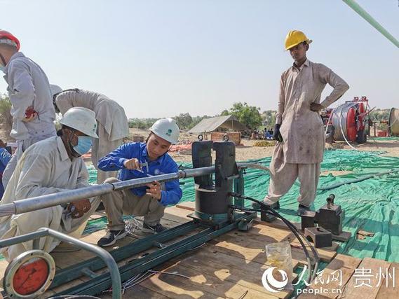 贵州送变电公司承建的一带一路重点工程默拉直流线路率先完成放线施工